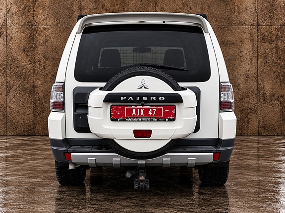 Mitsubishi Pajero 4 of 14