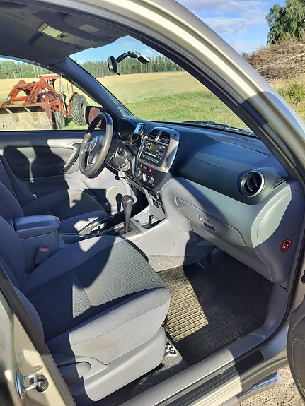 Toyota RAV4 7 of 19