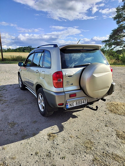 Toyota RAV4 3 of 19