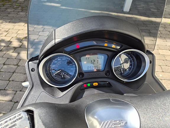 Piaggio MP3 300 HPE 8 of 9