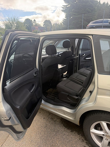 Ford S-MAX 17 of 30