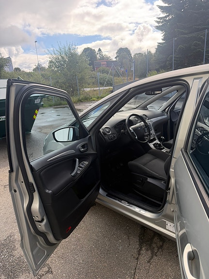 Ford S-MAX 18 of 30
