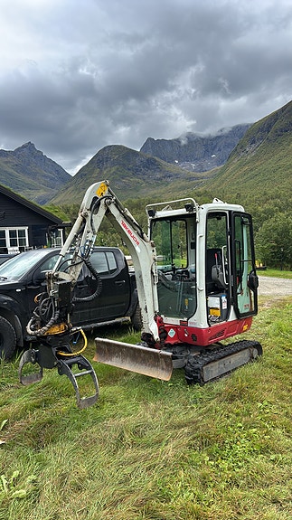 Takeuchi TB216 med rotortilt / 3 skoffer / 3000 timer 2 of 13