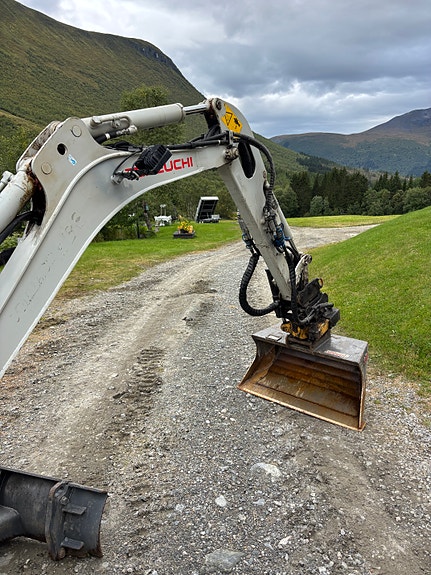 Takeuchi TB216 med rotortilt / 3 skoffer / 3000 timer 10 of 13