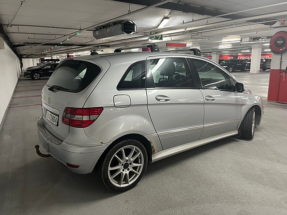 Mercedes-Benz B180 d 2 of 20