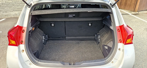 Toyota Auris 7 of 12