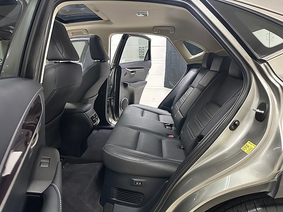 Lexus NX300h 24 of 30