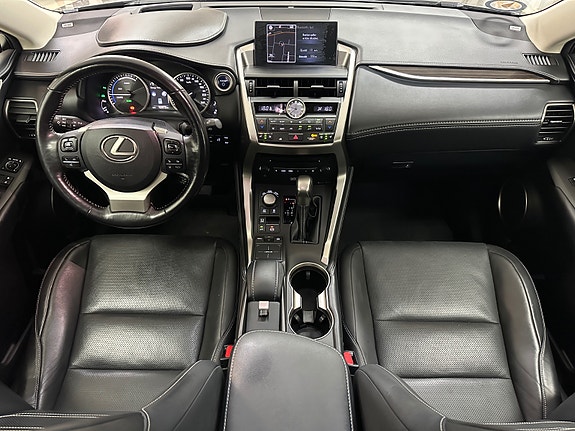 Lexus NX300h 27 of 30