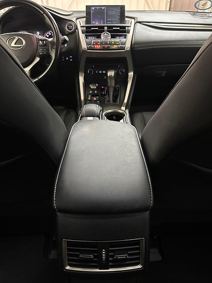 Lexus NX300h 28 of 30