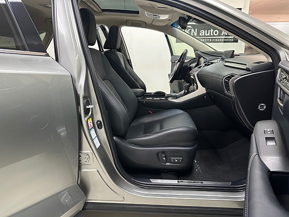 Lexus NX300h 22 of 30
