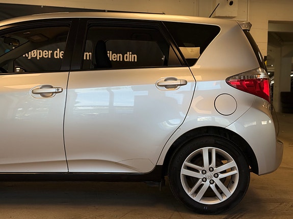 Toyota Verso-S 18 of 30