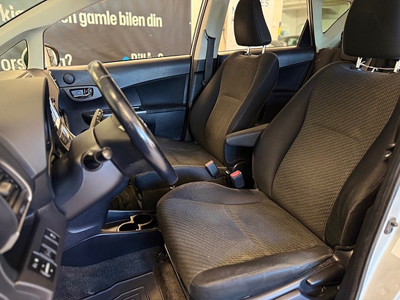 Toyota Verso-S 23 of 30