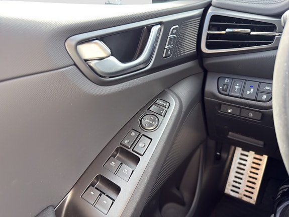 Hyundai IONIQ 12 of 24