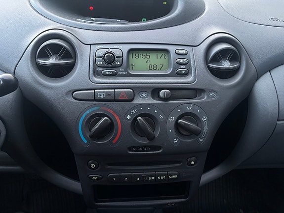 Toyota Yaris 15 of 17