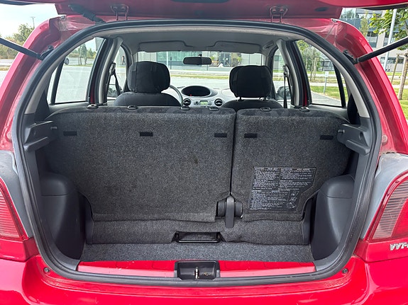 Toyota Yaris 13 of 17
