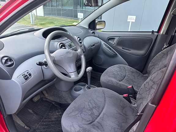Toyota Yaris 14 of 17