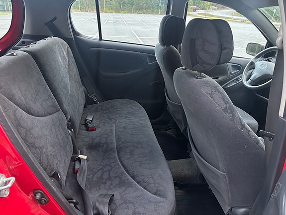 Toyota Yaris 10 of 17