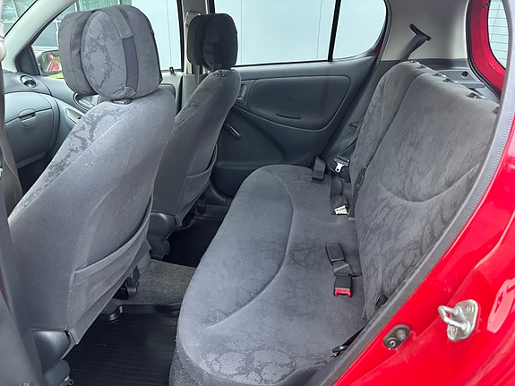 Toyota Yaris 11 of 17