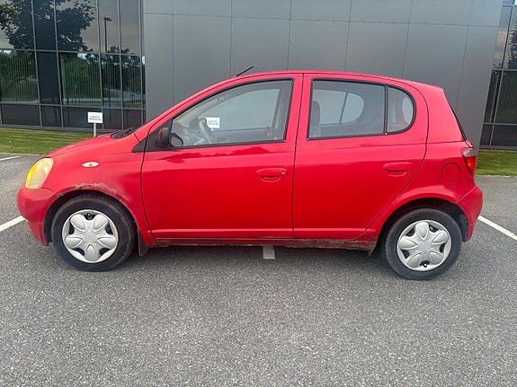 Toyota Yaris 2 of 17