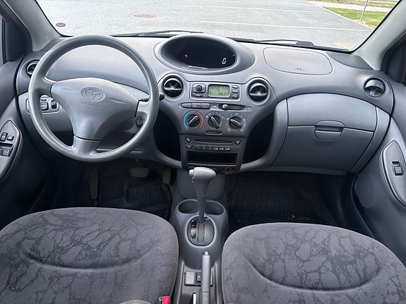 Toyota Yaris 9 of 17