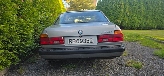BMW 735i 4 of 21