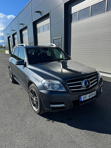Mercedes-Benz GLK220 2 of 11
