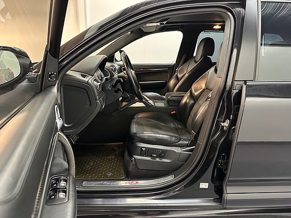 Porsche Cayenne 18 of 30