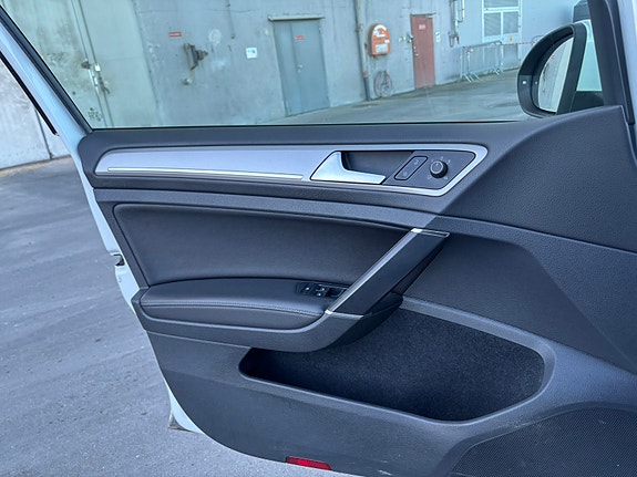 Volkswagen e-Golf VII 12 of 18