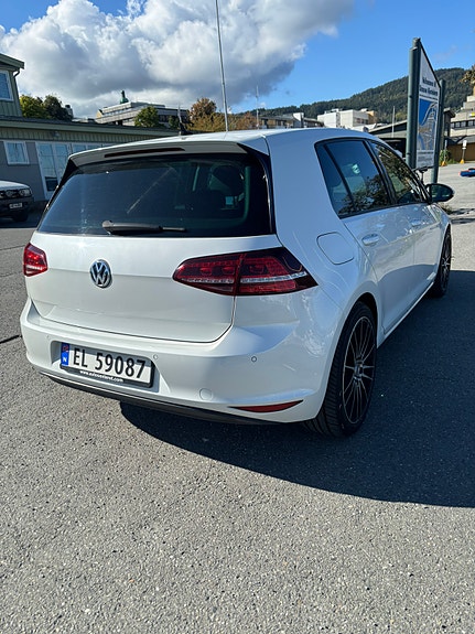 Volkswagen e-Golf VII 2 of 18