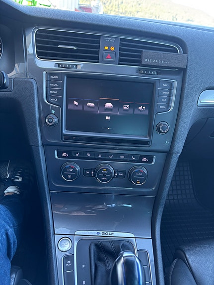 Volkswagen e-Golf VII 14 of 18
