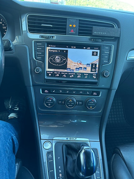 Volkswagen e-Golf VII 13 of 18