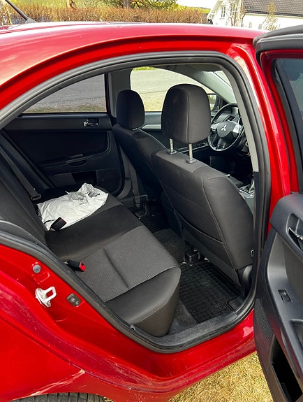 Mitsubishi Lancer 6 of 12