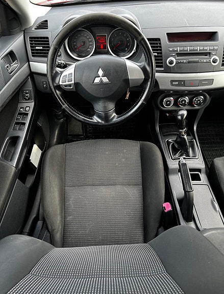 Mitsubishi Lancer 8 of 12