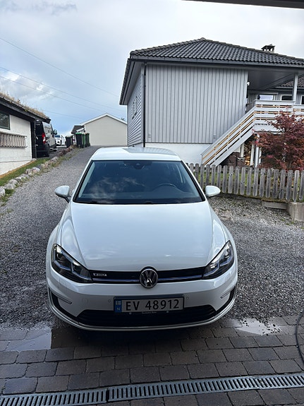Volkswagen e-Golf VII 2 of 10