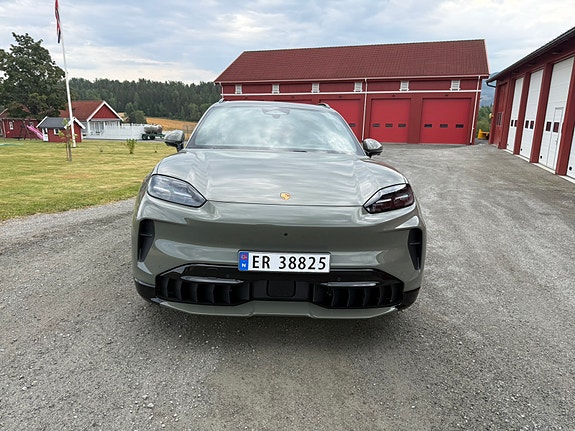 Porsche Cayenne 3 of 8