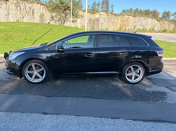 Toyota Avensis 2 of 24