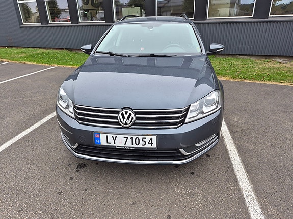 Volkswagen Passat 2 of 13