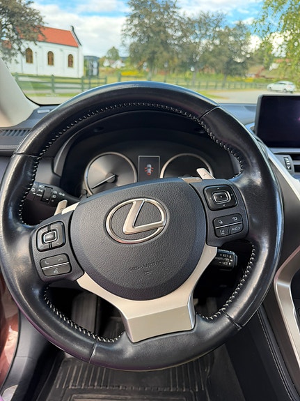 Lexus NX300h 23 of 30