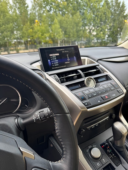 Lexus NX300h 7 of 24