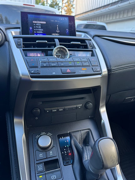 Lexus NX300h 15 of 24