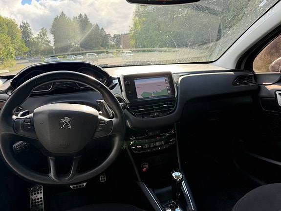 Peugeot 208 12 of 15