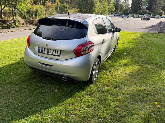 Peugeot 208 5 of 15