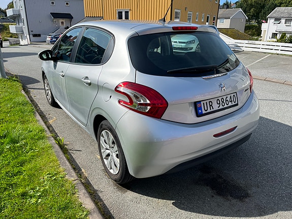 Peugeot 208 3 of 13