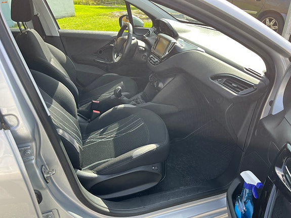 Peugeot 208 8 of 13