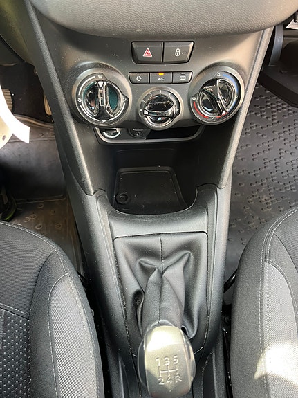 Peugeot 208 12 of 13