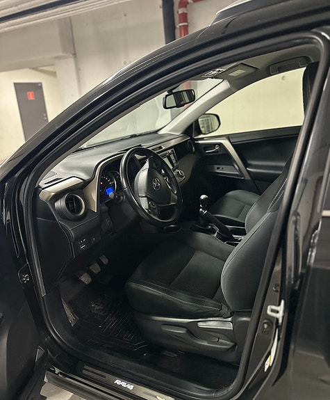 Toyota RAV4 7 of 12