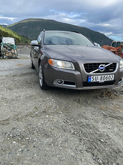 Volvo V70 2 of 10