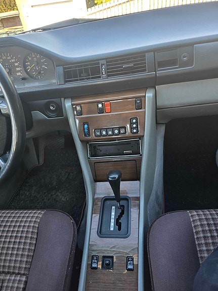 Mercedes-Benz E250 d 12 of 16