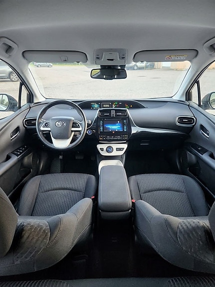 Toyota Prius 9 of 24