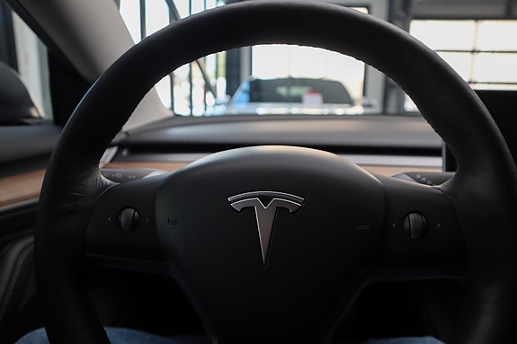 Tesla Model 3 21 of 27